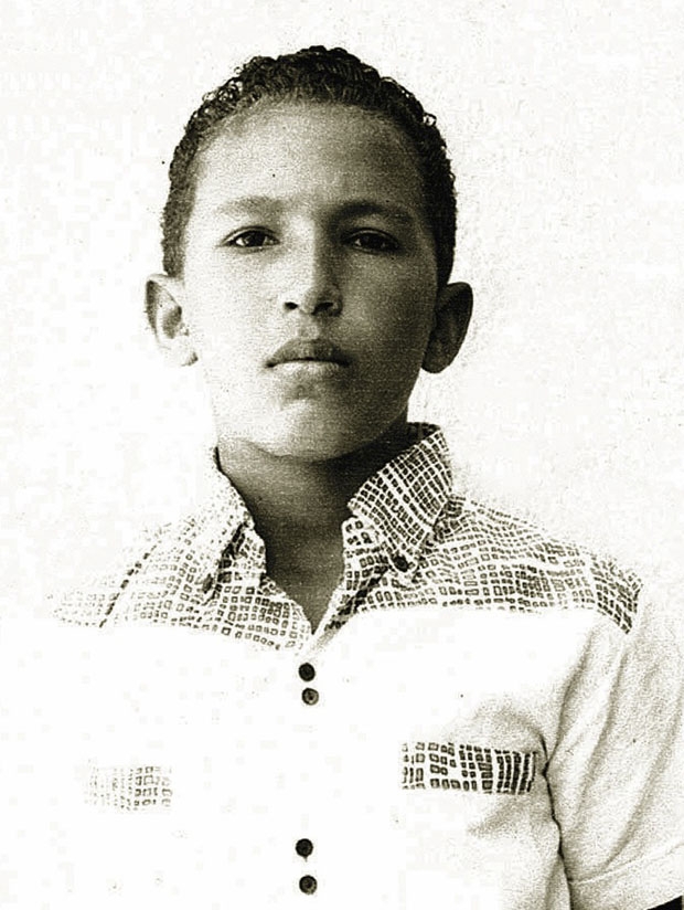 تصویری از او در دوران مدرسه در زادگاهش شهر پینسابا